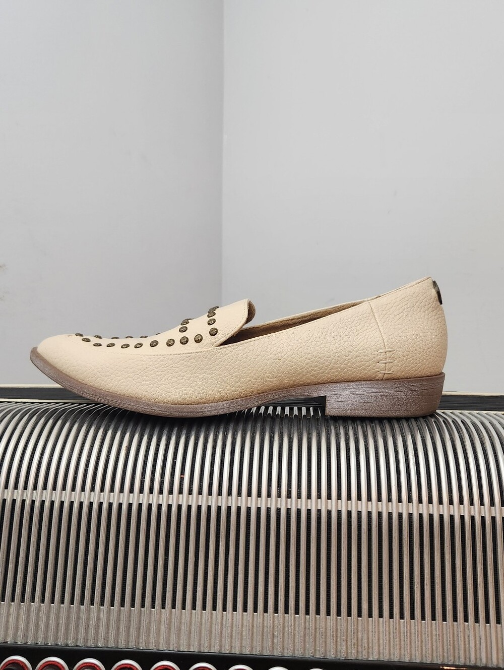 NWOT - BLOWFISH MALIBU IVORY W/METAL STUD ACCENT DESIGN LOAFERS SZ 11